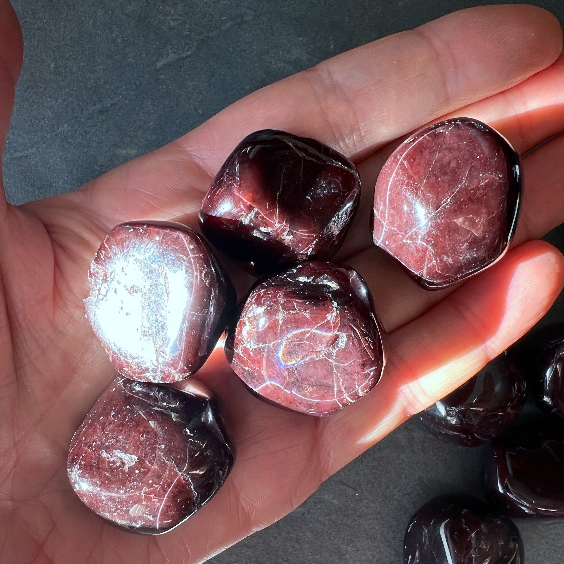 Rhodolith Trommelstein mit Asterismus, ca. 30mm im Licht | Happy Minerals