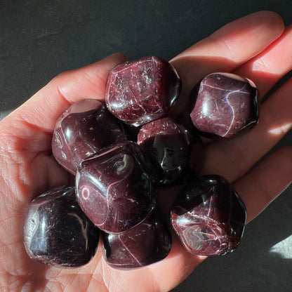 Rhodolith Trommelstein mit Asterismus, ca. 30mm in der Hand | Happy Minerals