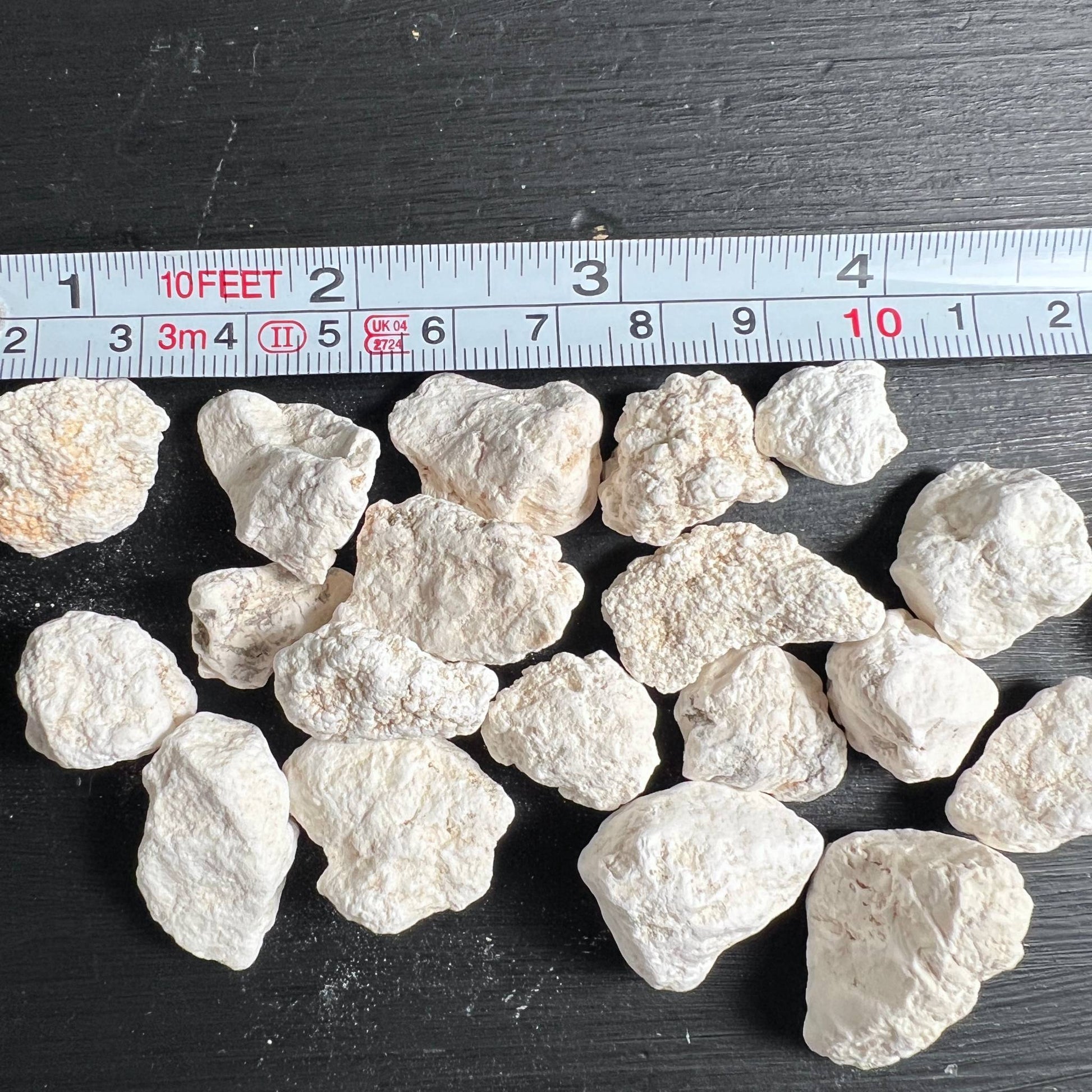 Howlith Rohsteine weiß mit Massstab | 10 bis 25 mm Groessenvergleich | Happy Minerals
