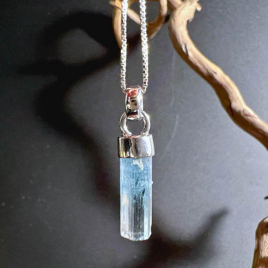 Roher Aquamarin Anhänger mit natürlicher Spitze | Happy Minerals