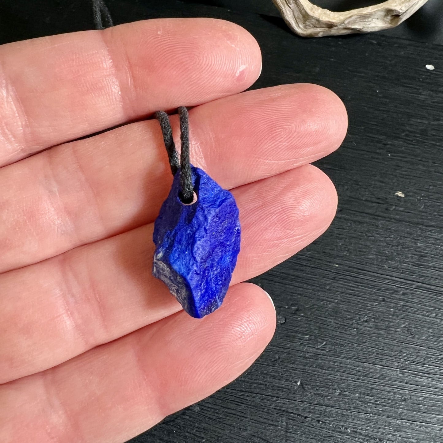 Roher Lapislazuli Anhänger, AAA Qualität in der hand | Happy Minerals