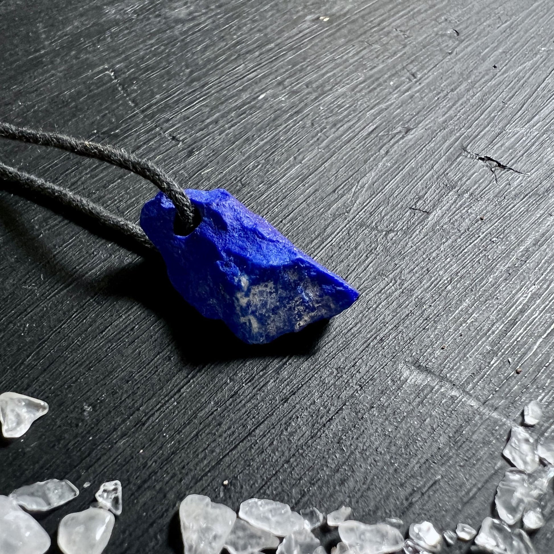 Roher Lapislazuli Anhänger, seitlich | Happy Minerals