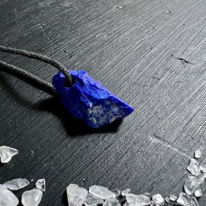 Roher Lapislazuli Anhänger, seitlich | Happy Minerals