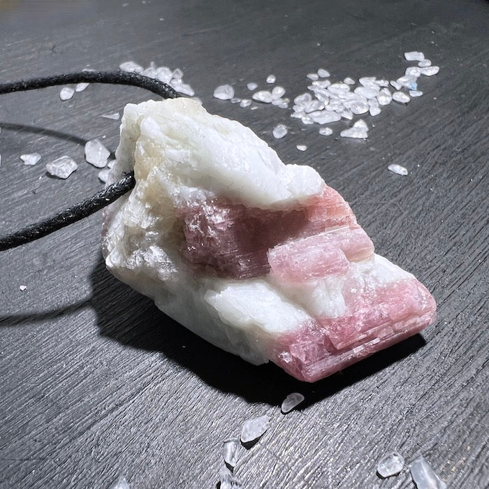 Roher Rosa Turmalin Anhänger (47mm) | Happy Minerals