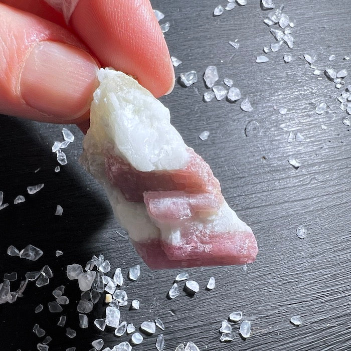 Roher Rosa Turmalin Anhänger (47mm), gebohrt | Happy Minerals