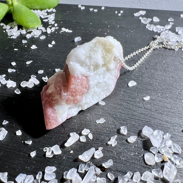 Roher Rosa Turmalin Anhänger (47mm), gebohrt in Matrix mit Band | Happy Minerals