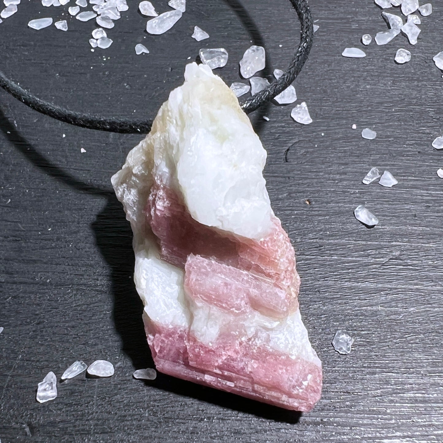 Roher Rosa Turmalin Anhänger (47mm), gebohrt in Matrix mit verstellbarem Band | Happy Minerals