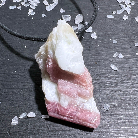 Roher Rosa Turmalin Anhänger (47mm), gebohrt in Matrix mit verstellbarem Band | Happy Minerals