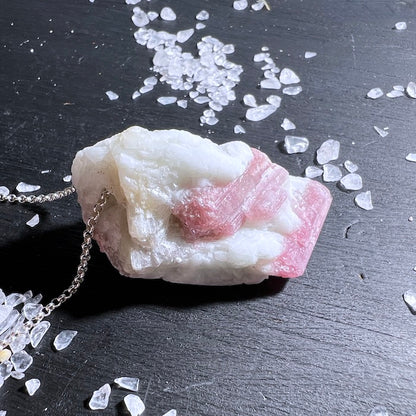 Roher Rosa Turmalin Anhänger (47mm), gebohrt mit Band | Happy Minerals