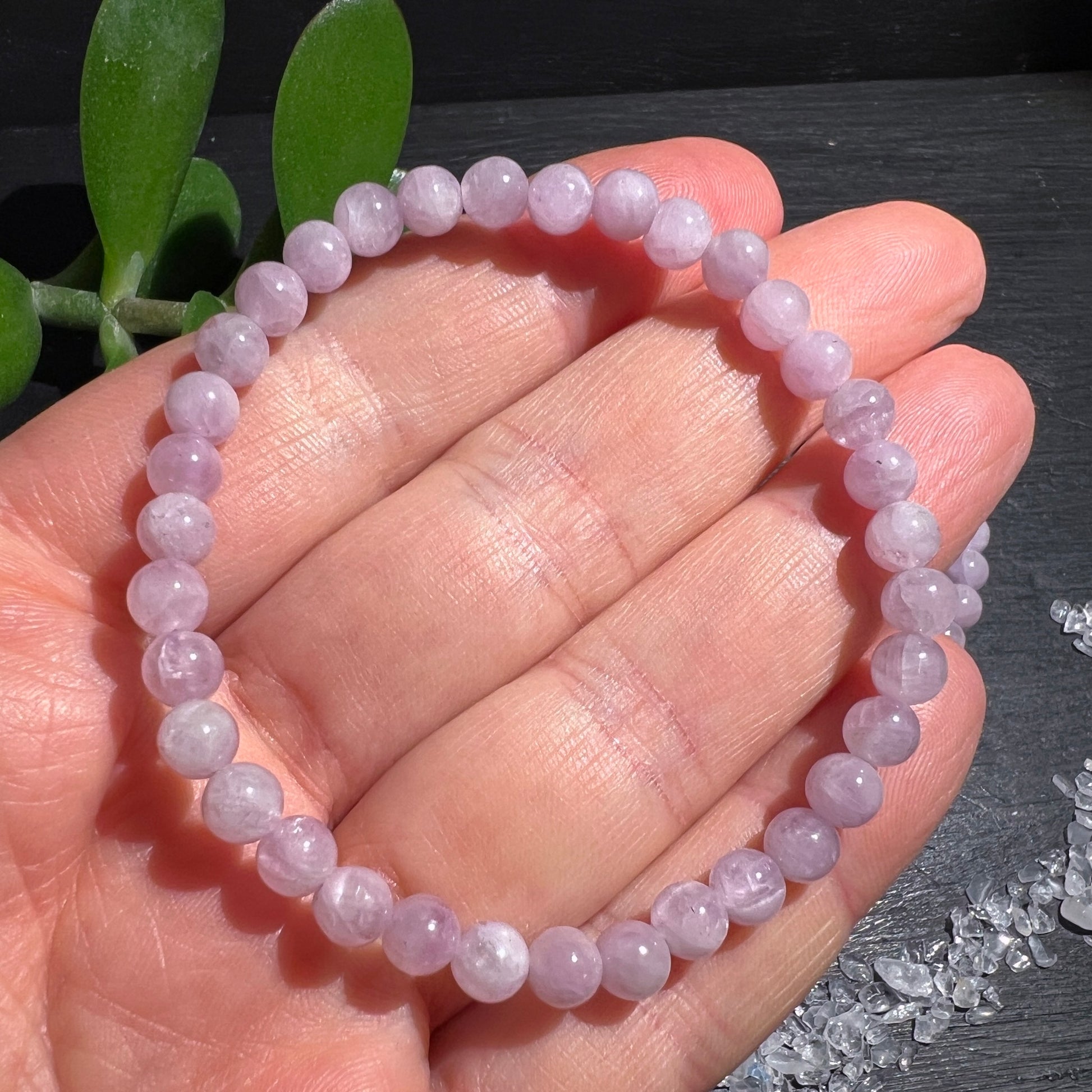 Rosa Kunzit Armband – 5mm Perlen, Länge 19cm. In der Hand.| Happy Minerals