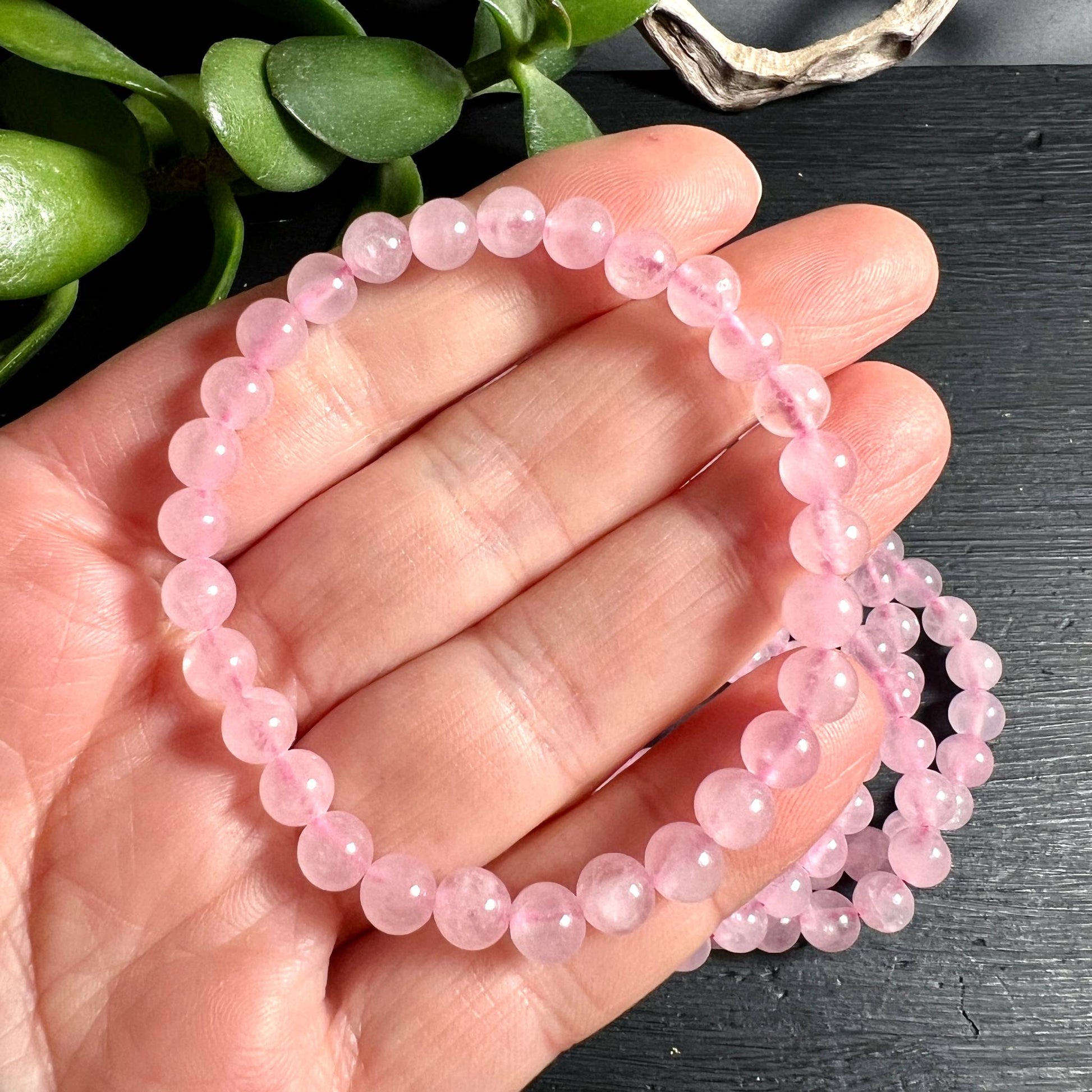 Rosenquarz Armband 6mm in der Hand gehalten | zartrosa milchige Perlen | Happy Minerals