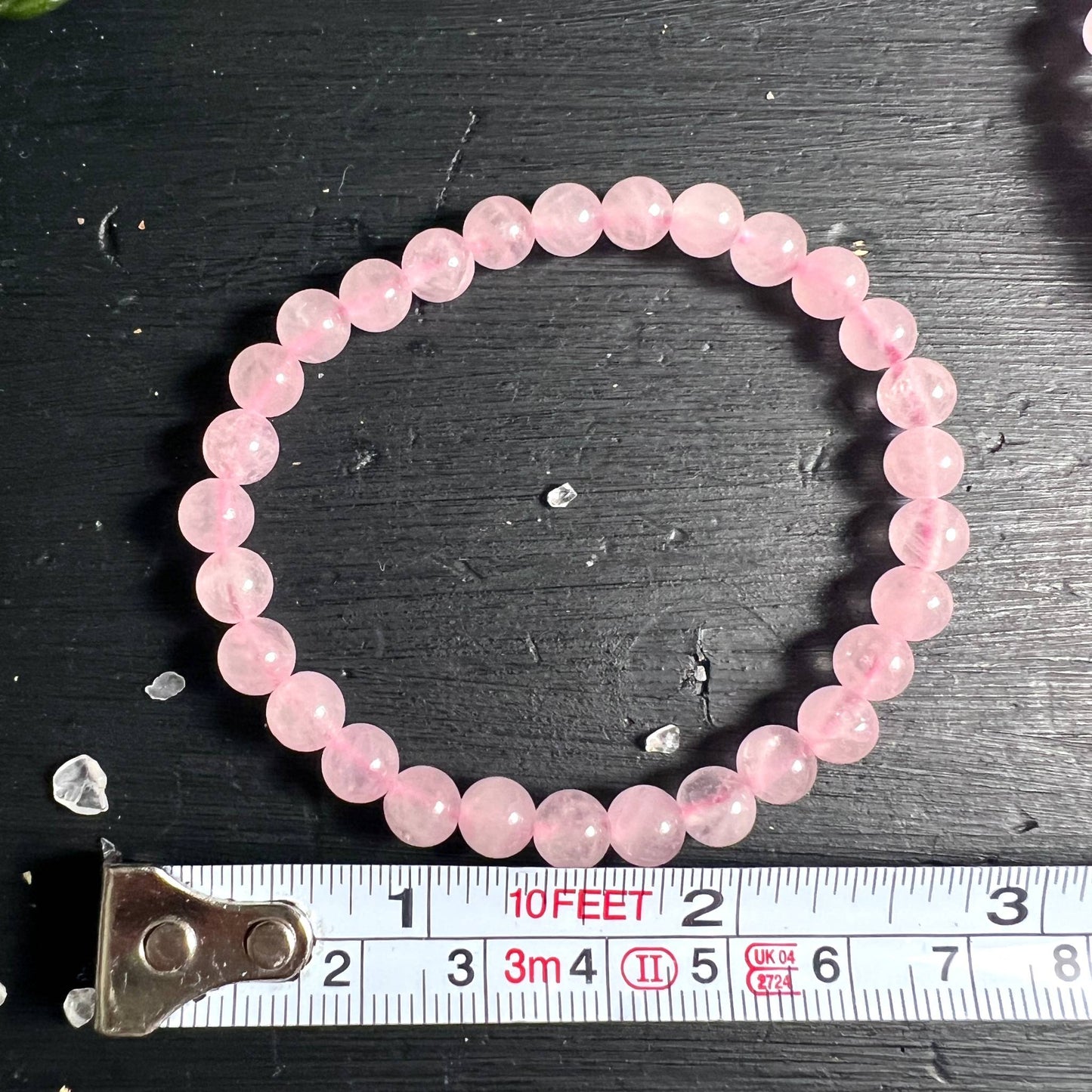 Rosenquarz Armband 6mm mit Massband ca. 17 cm | Groessenreferenz | Happy Minerals