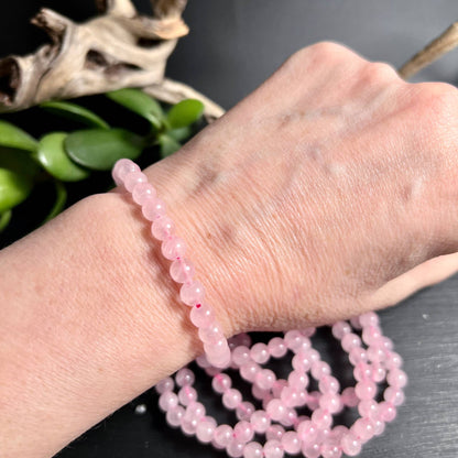 Rosenquarz Armband 6mm am Handgelenk getragen | sanftes Rosa Alltagsschmuck | Happy Minerals
