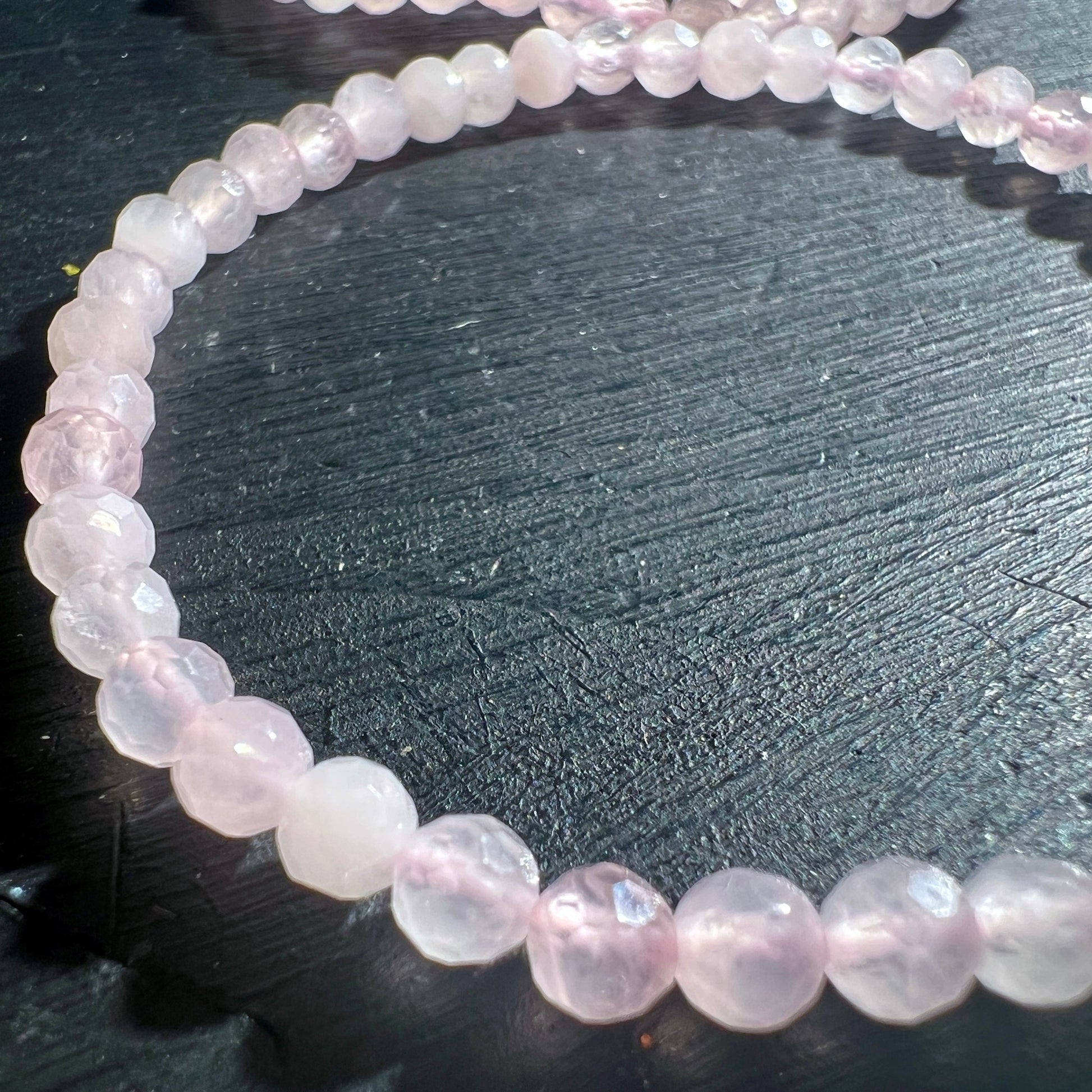 Rosenquarz Armband – Facettiert, 4mm Rosenquarz Perlen.| Happy Minerals