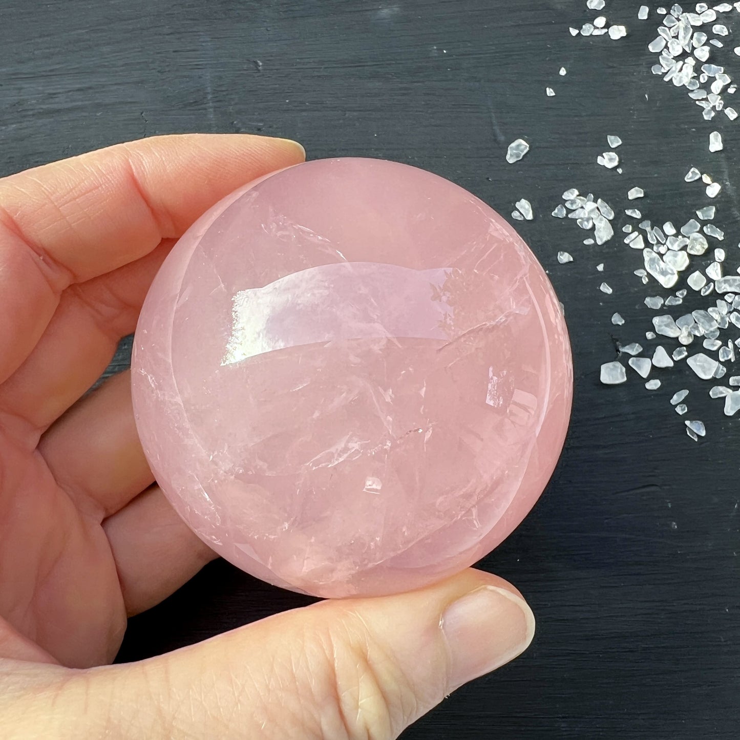 Rosenquarzkugel 380g in der Hand | Happy Minerals