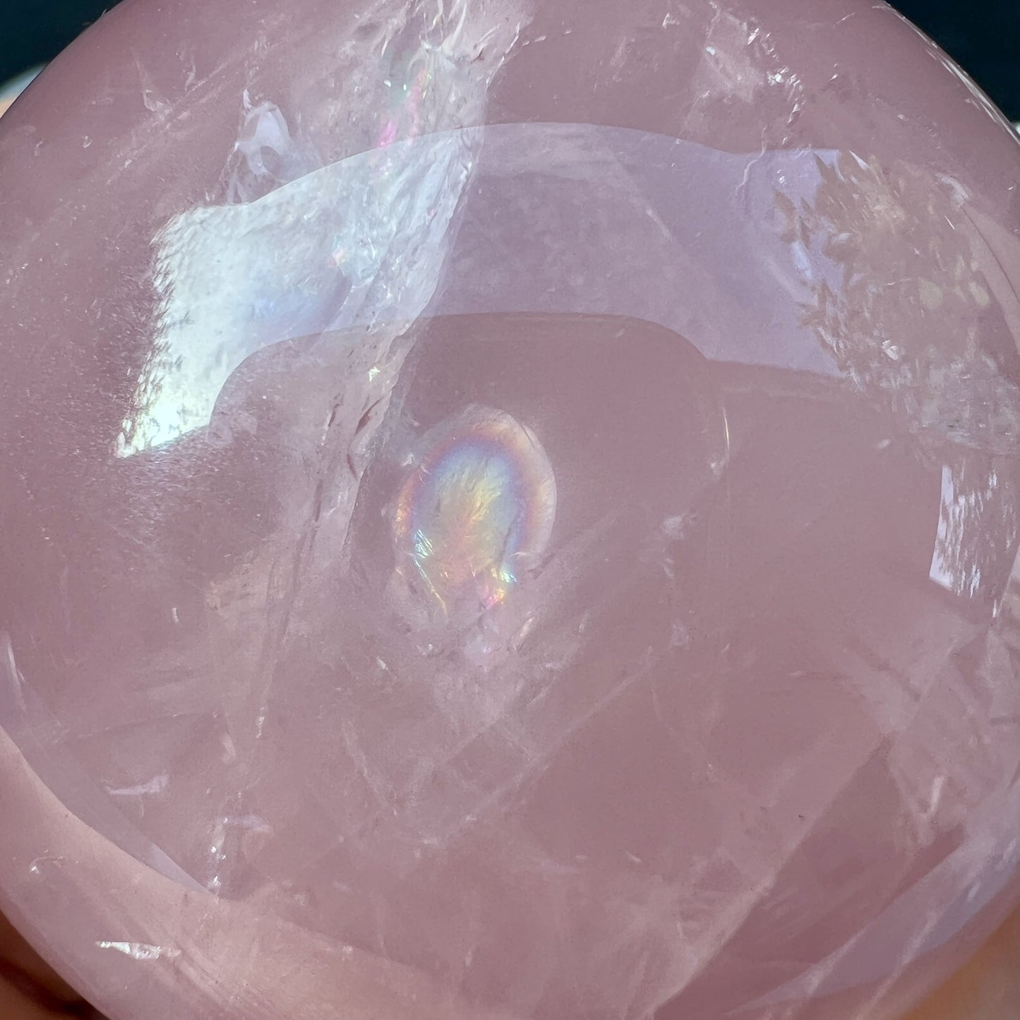 Rosenquarzkugel 380g mit Regenbogen Einschluss | Happy Minerals