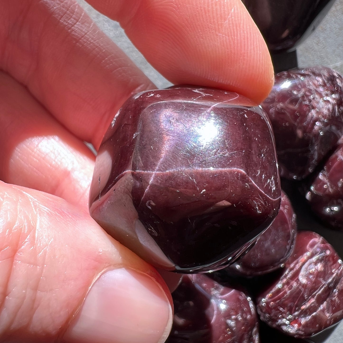 Roter Sterngranat Trommelstein mit Asterismus, ca. 30mm | Happy Minerals