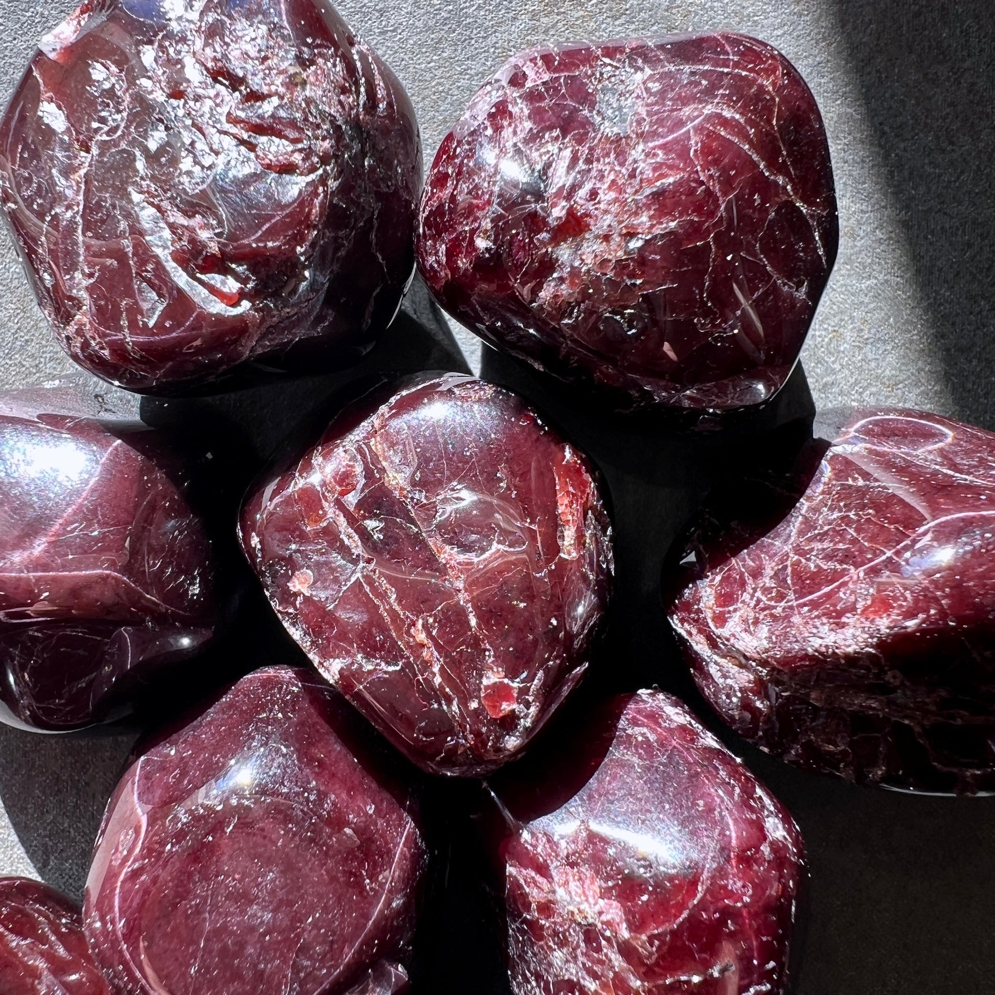 Roter Sterngranat Trommelstein mit Asterismus, ca. 30mm im Licht | Happy Minerals