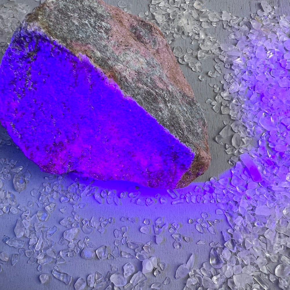 Rubin-Kyanit Rohstein unter UV Licht rechts | Happy Minerals