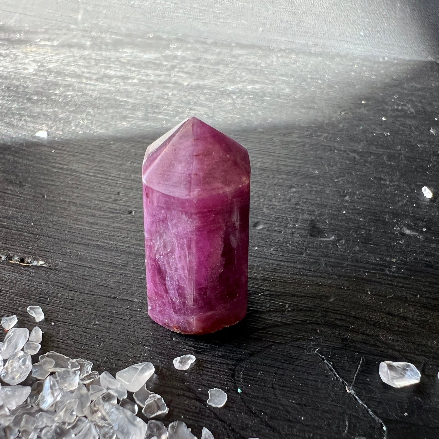 Rubin Turm – Polierter Edelstein ca. 27mm im Schatten | Happy Minerals