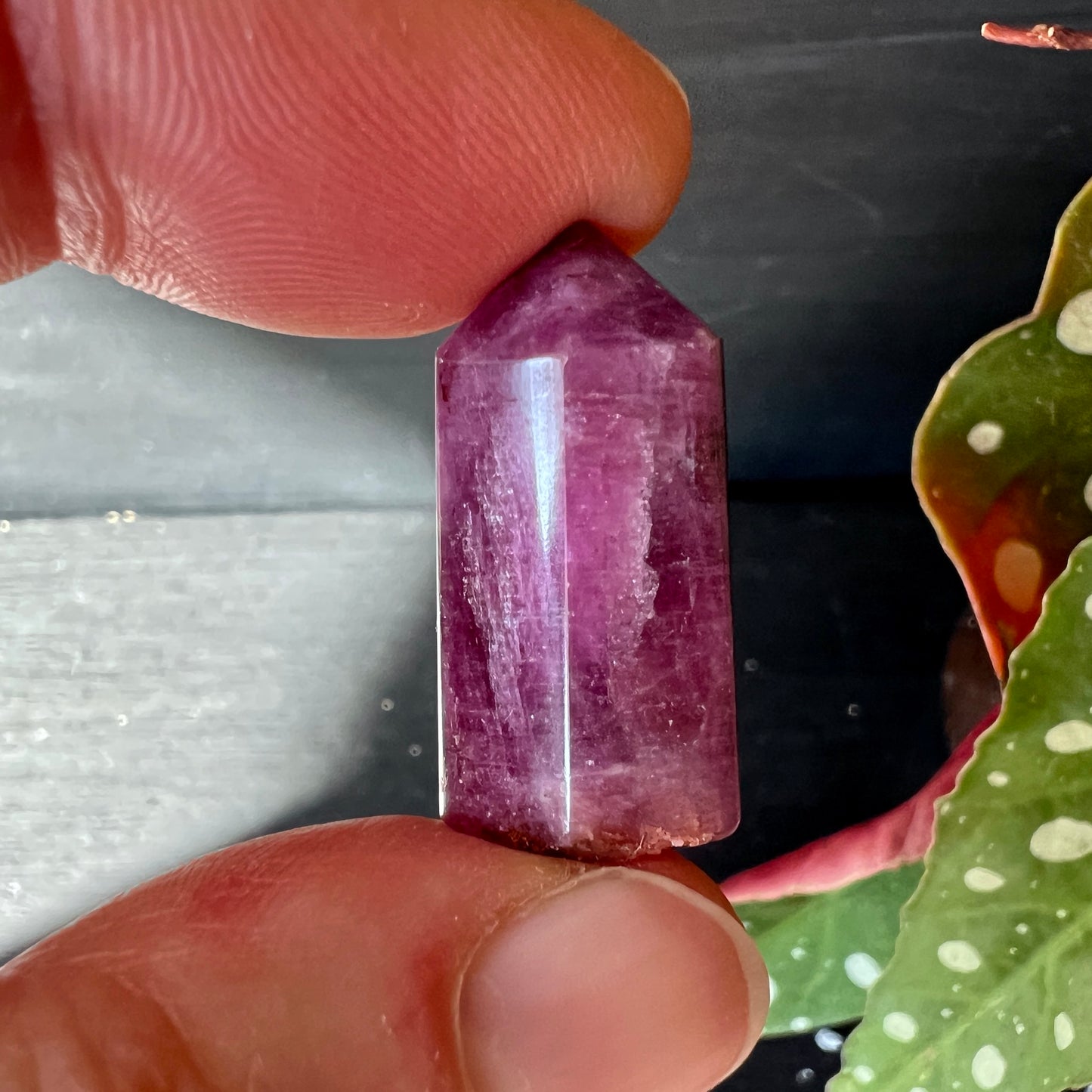 Rubin Turm – Polierter Edelstein ca. 27mm in der Hand | Happy Minerals