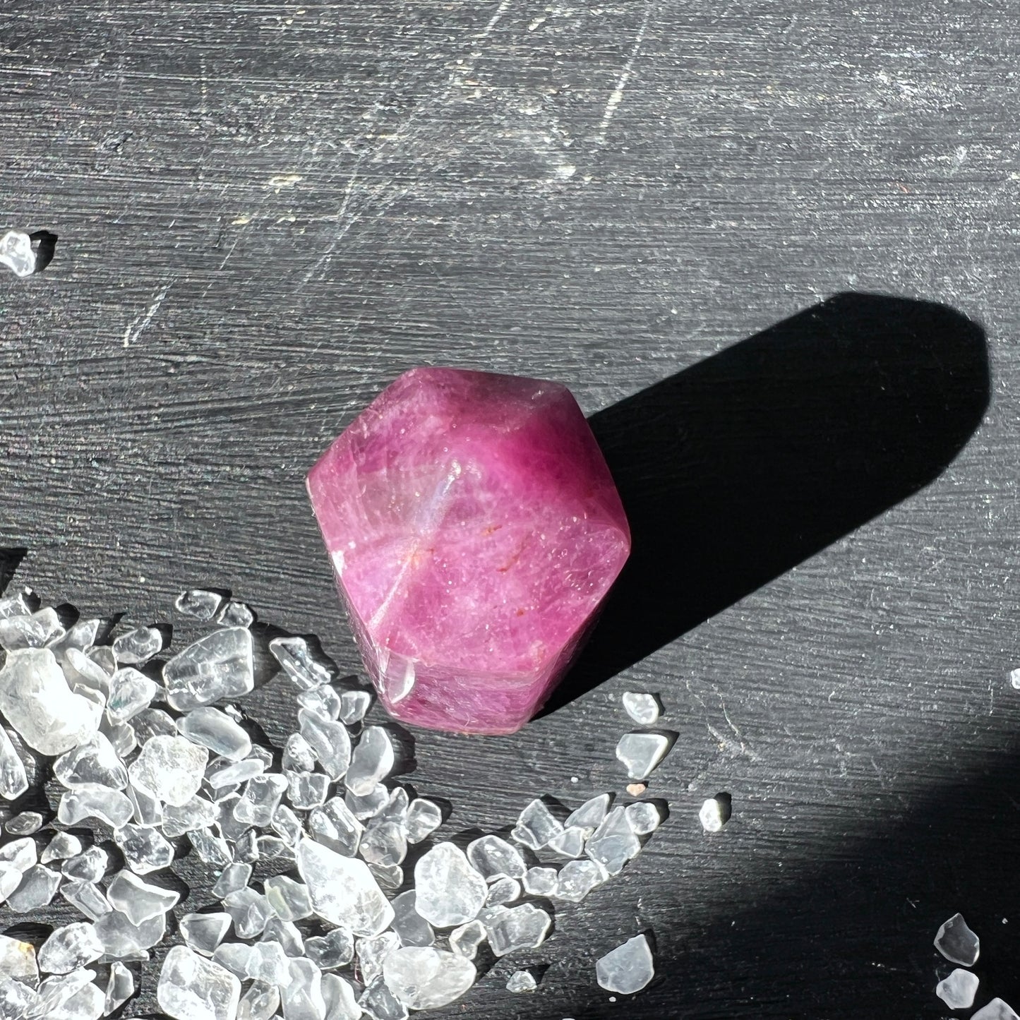 Rubin Turm – Polierter Edelstein ca. 27mm von oben | Happy Minerals