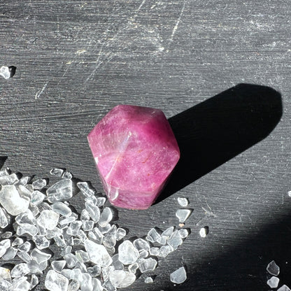 Rubin Turm – Polierter Edelstein ca. 27mm von oben | Happy Minerals