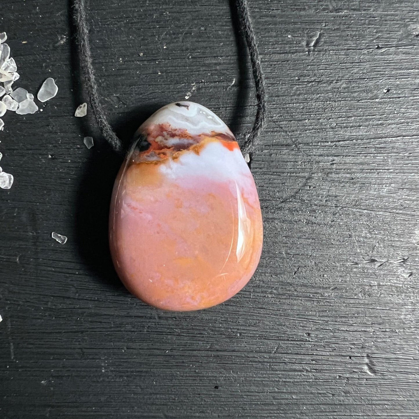 Rosa Sardonyx Anhänger Rückseite mit orange-weißer Bänderung