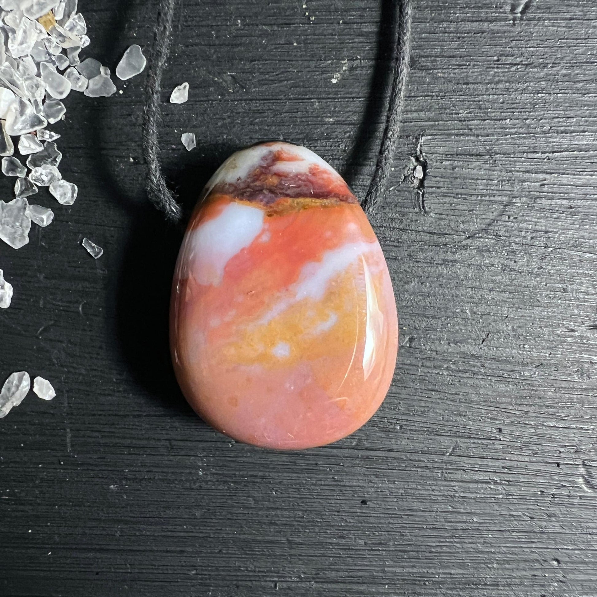 Natürlicher Rosa Sardonyx Anhänger liegend mit schwarzem Textilband