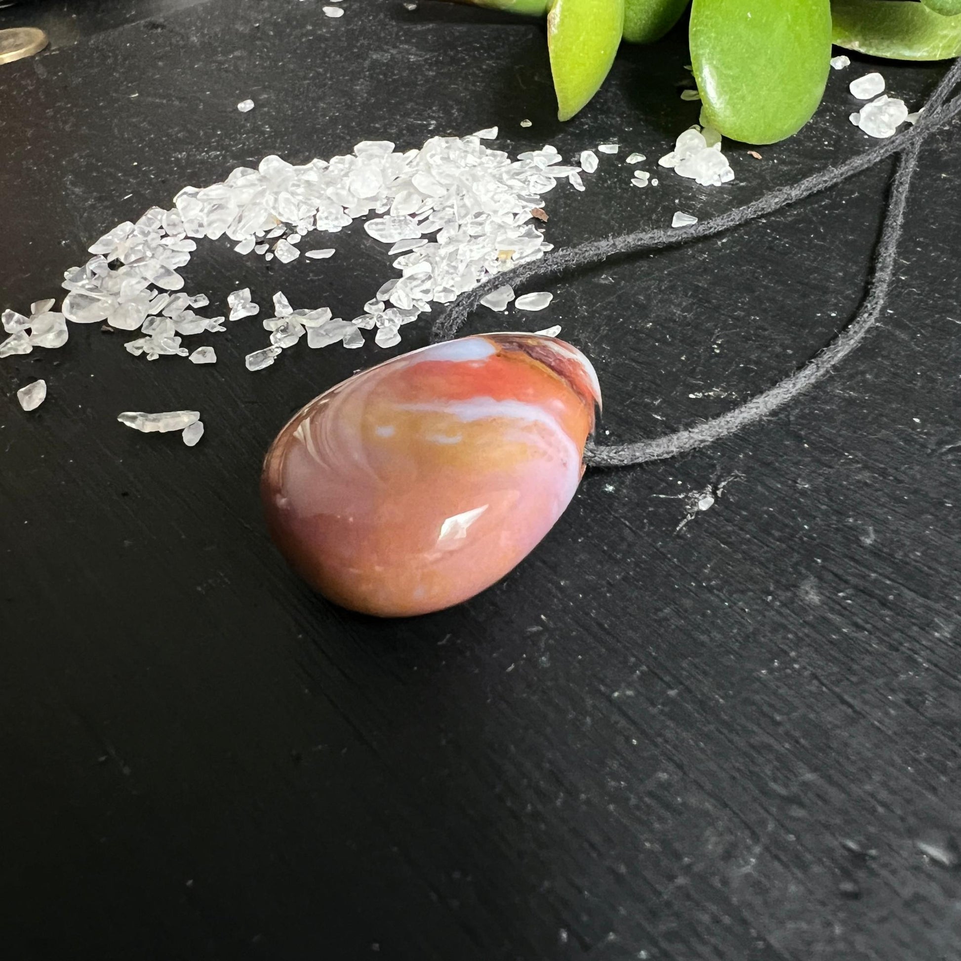 Rosa Sardonyx Schutzstein Anhänger hängend mit verstellbarem Band