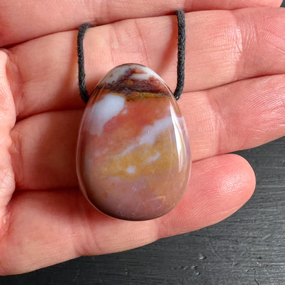 Rosa Sardonyx Anhänger in der Hand zeigt Größe 30mm