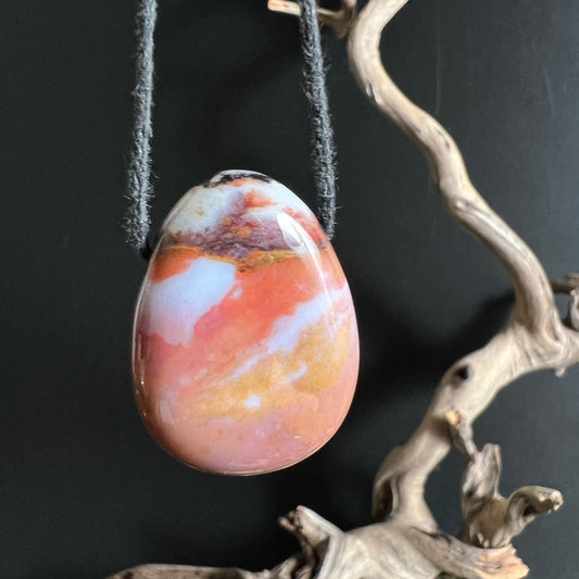 Rosa Sardonyx Anhänger in Tropfenform mit sanfter Bänderung