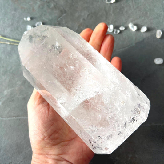 Schamanenquarz - Bergkristall mit grünen Chlorite Einschlüssen 1160g Gartenquarz Spitze | Happy Minerals