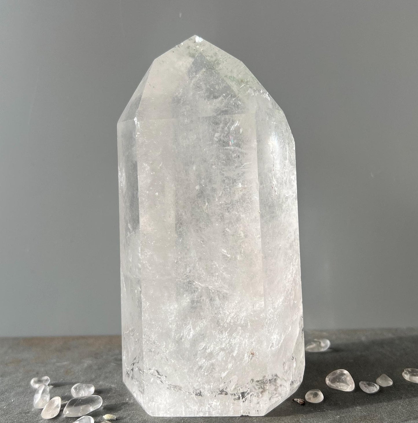 Schamanenquarz - Bergkristall mit grünen Chlorite Einschlüssen Gartenquarz Spitze | Happy Minerals