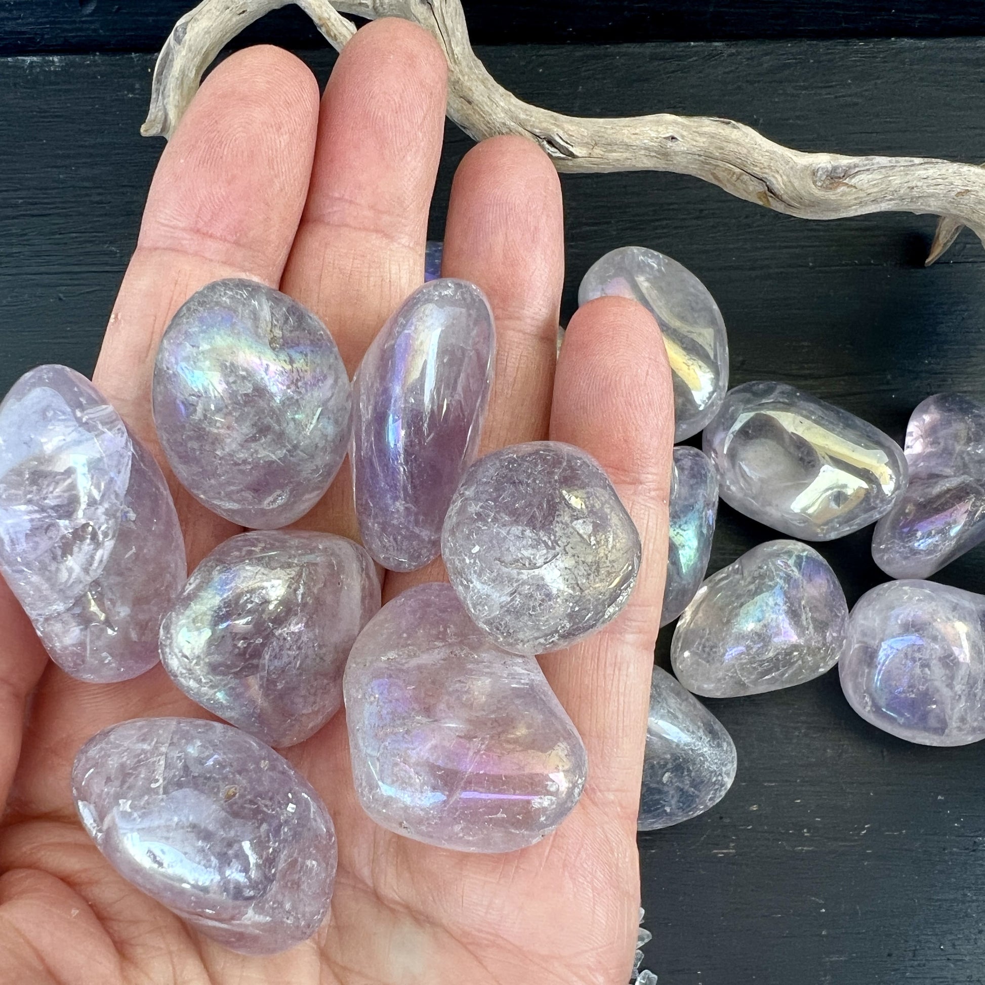 Schimmernde Angel Aura Amethyst Trommelsteine in der Hand | Happy Minerals