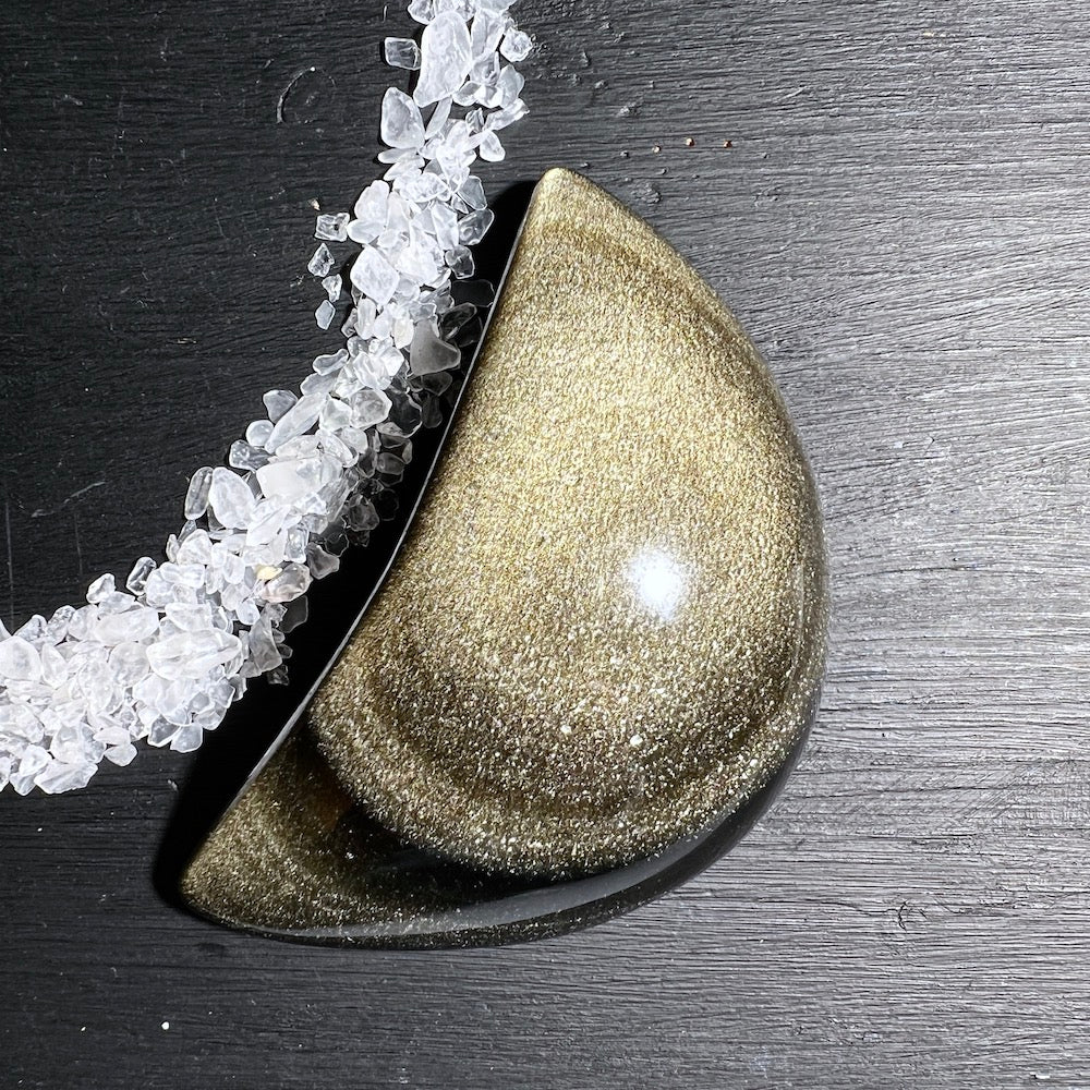 Schimmernder Goldobsidian Halbmond – Handschmeichler 72mm | Happy Minerals