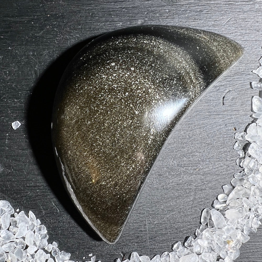 Schimmernder Goldobsidian Halbmond – Handschmeichler | Happy Minerals