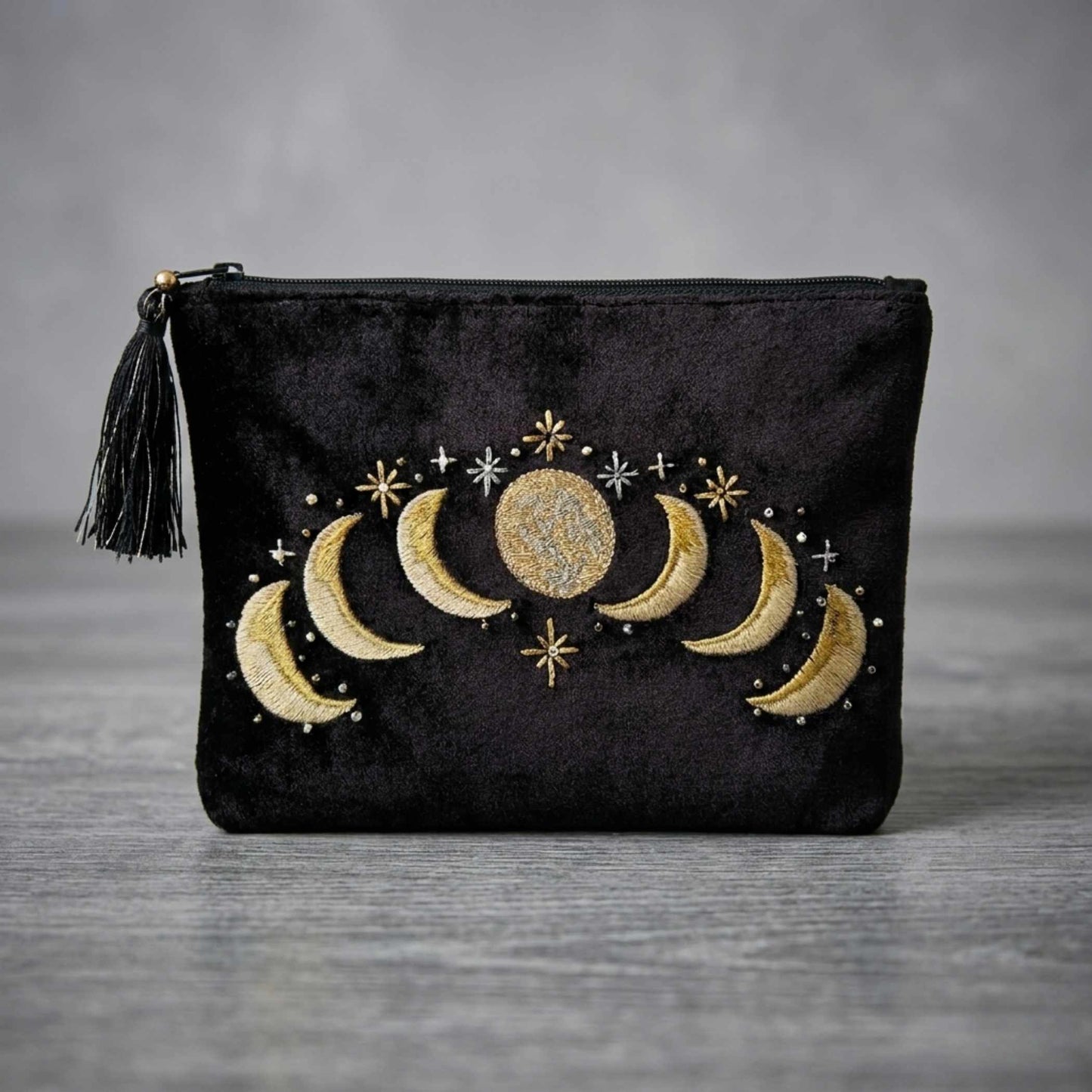 Schwarze Samt-Kosmetiktasche | goldene Mond-Phasen Stickerei | Sterne | Quasten | Happy Minerals Accessoire