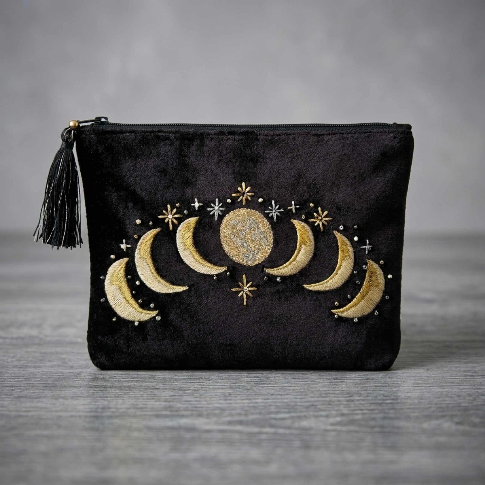 Schwarze Samt-Kosmetiktasche | goldene Mond-Phasen Stickerei | Sterne | Quasten | Happy Minerals Accessoire