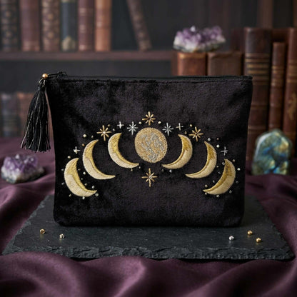 Schwarze Samt-Kosmetiktasche | goldene Mond-Phasen Stickerei | Sterne | Quasten | Happy Minerals