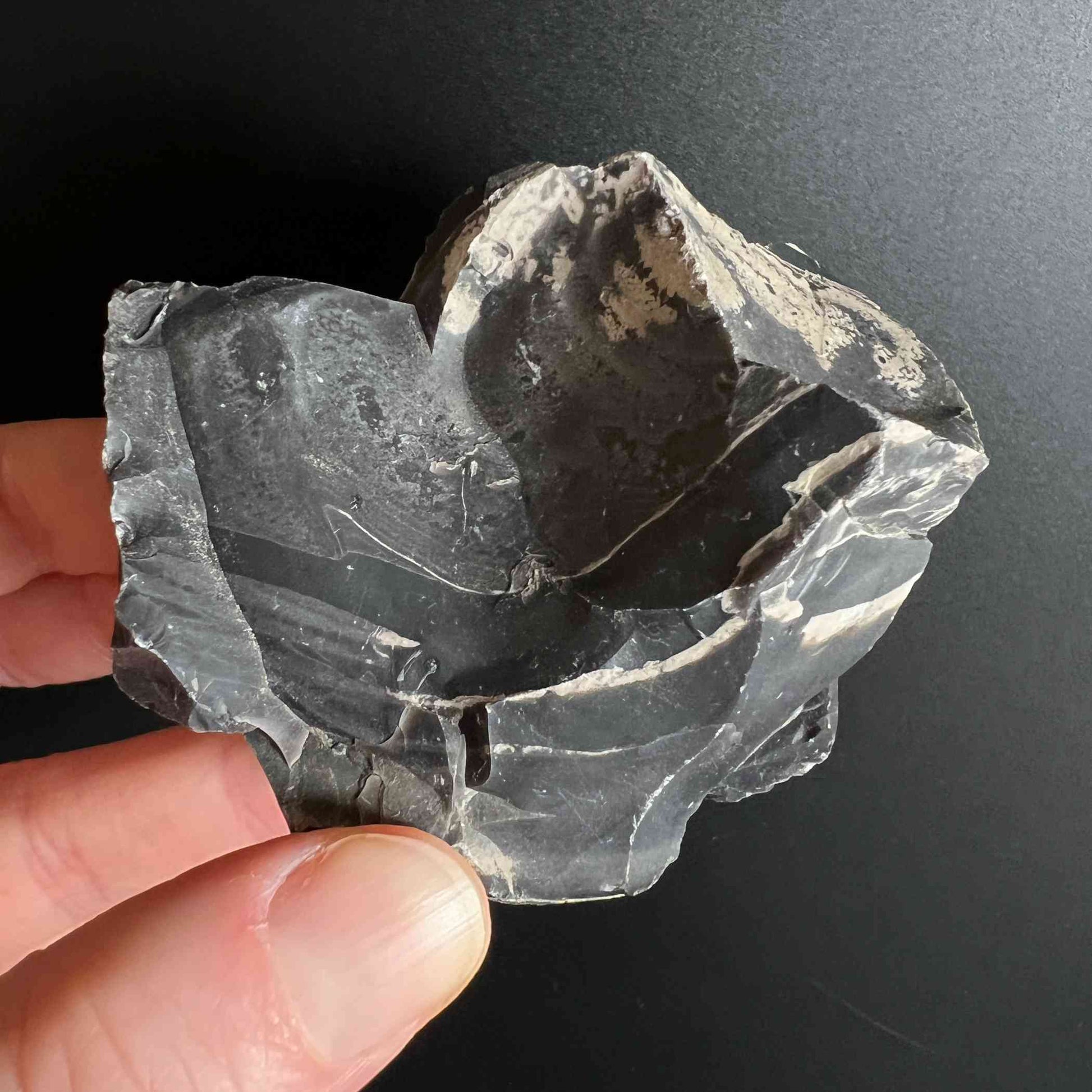 Schwarzer Onyx Rohstein ca. 10cm
Erdung und Stärke, Auswahl C in der Hand
