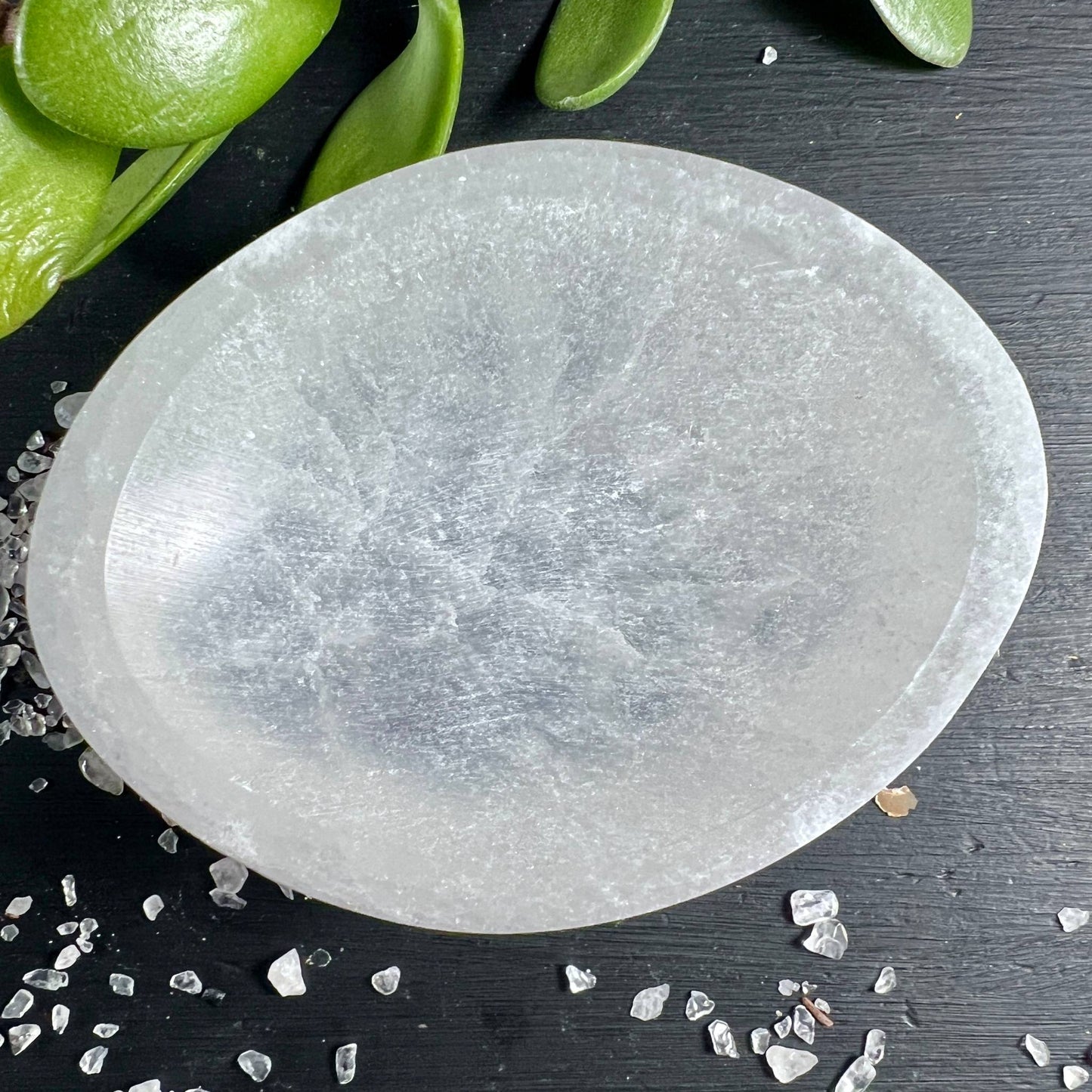 Selenitschale von oben mit feiner Faserstruktur auf hellem Untergrund | Happy Minerals