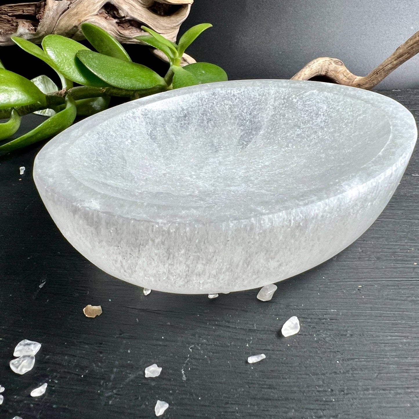 Weiße ovale Selenitschale aus Marokko mit seidigem Perlmuttglanz | Happy Minerals