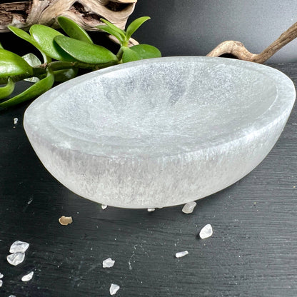 Weiße ovale Selenitschale aus Marokko mit seidigem Perlmuttglanz | Happy Minerals