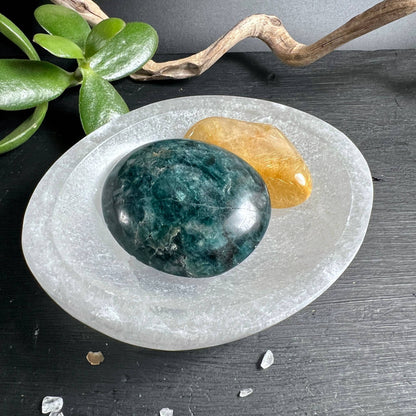 Weiße Selenitschale mit Handsteinen als energetische Ladestation | Happy Minerals