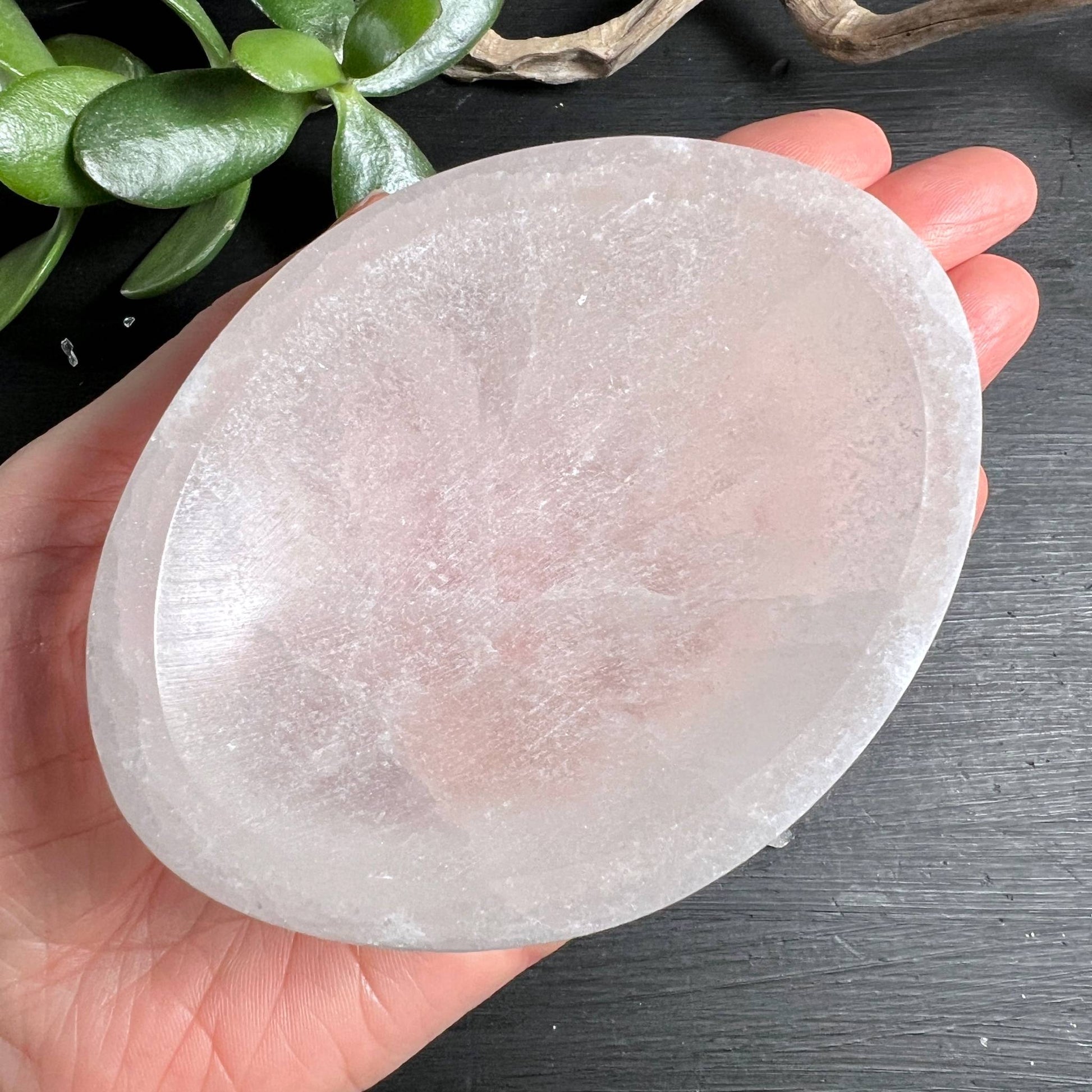 Weiße Selenitschale in der Hand für Größenvergleich ca. 10 cm | Happy Minerals