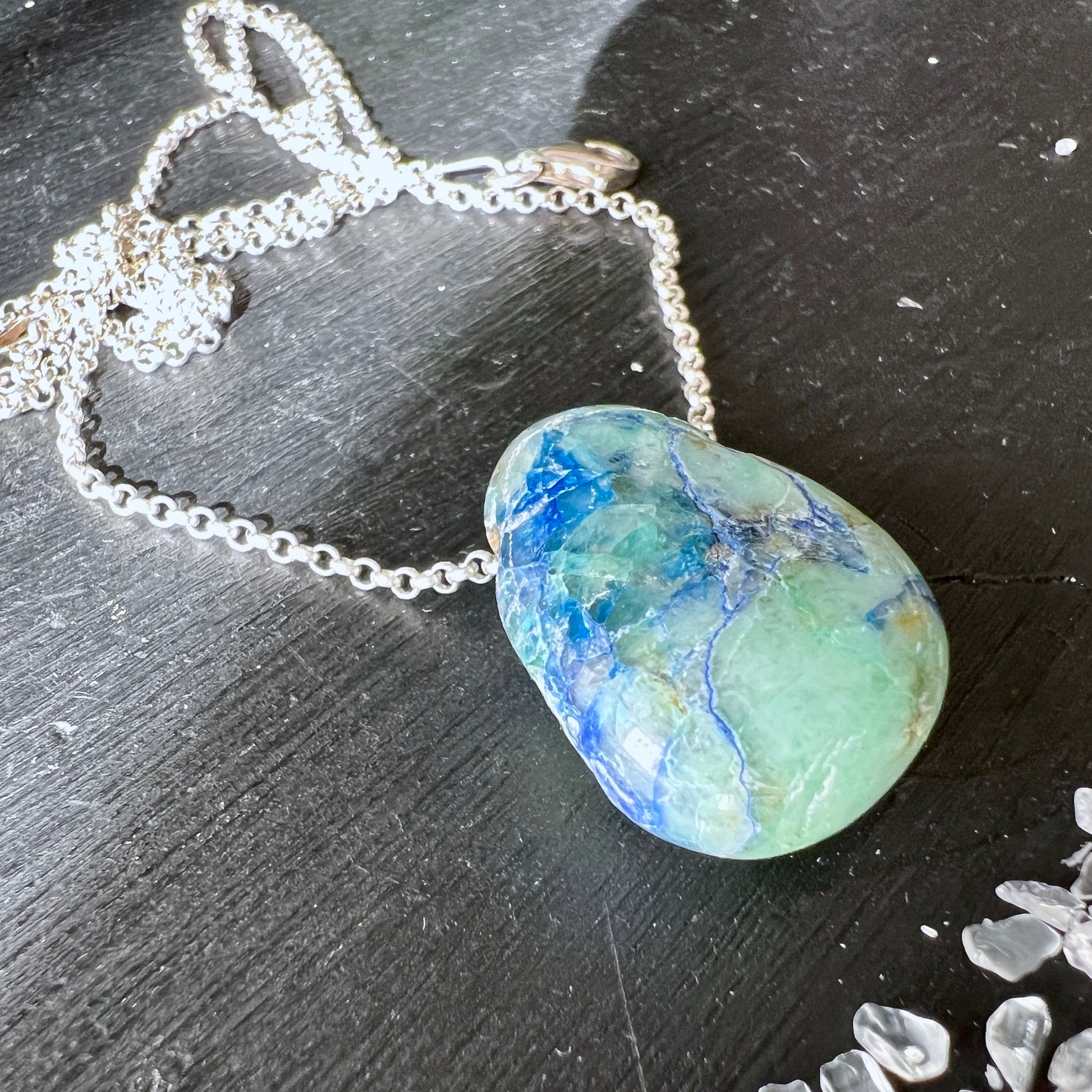 Seltener Shattuckit Anhänger, mit helltürkisen und blauen Einschlüssen. Der Anhänger, flach, oval, 25x19mm. | Happy Minerals