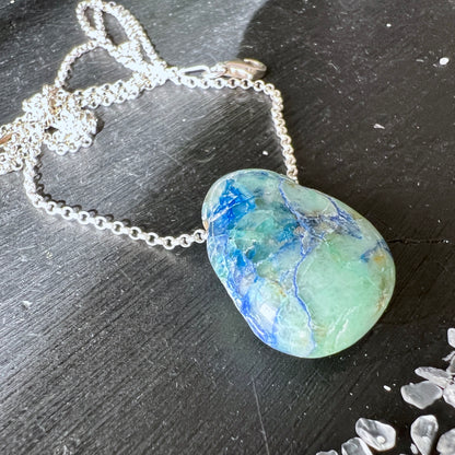 Seltener Shattuckit Anhänger, mit helltürkisen und blauen Einschlüssen. Der Anhänger, flach, oval, 25x19mm. | Happy Minerals