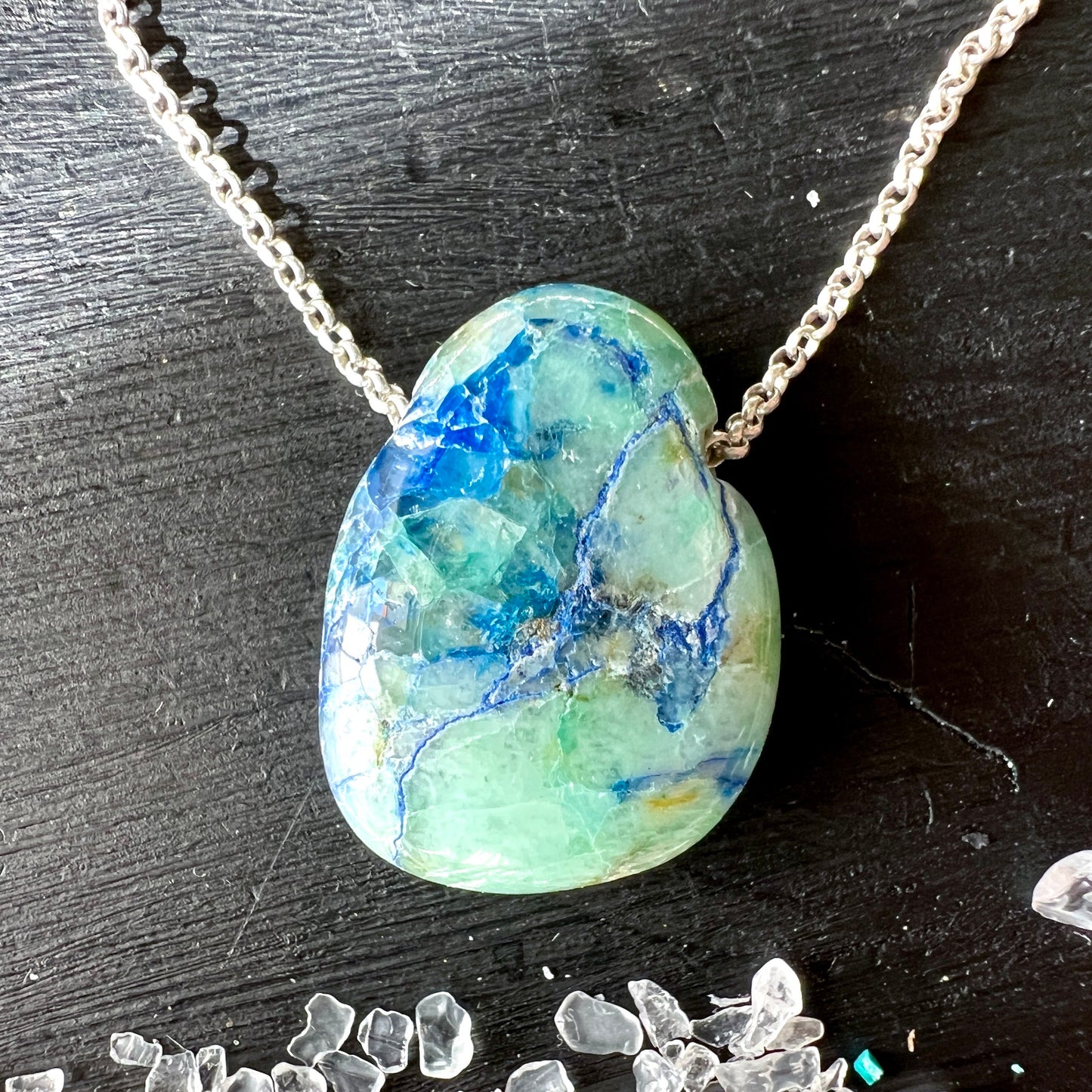 Seltener Shattuckit Anhänger, mit helltürkisen und blauen Einschlüssen. Der Anhänger ist flach, oval, 25x19mm. | Happy Minerals
