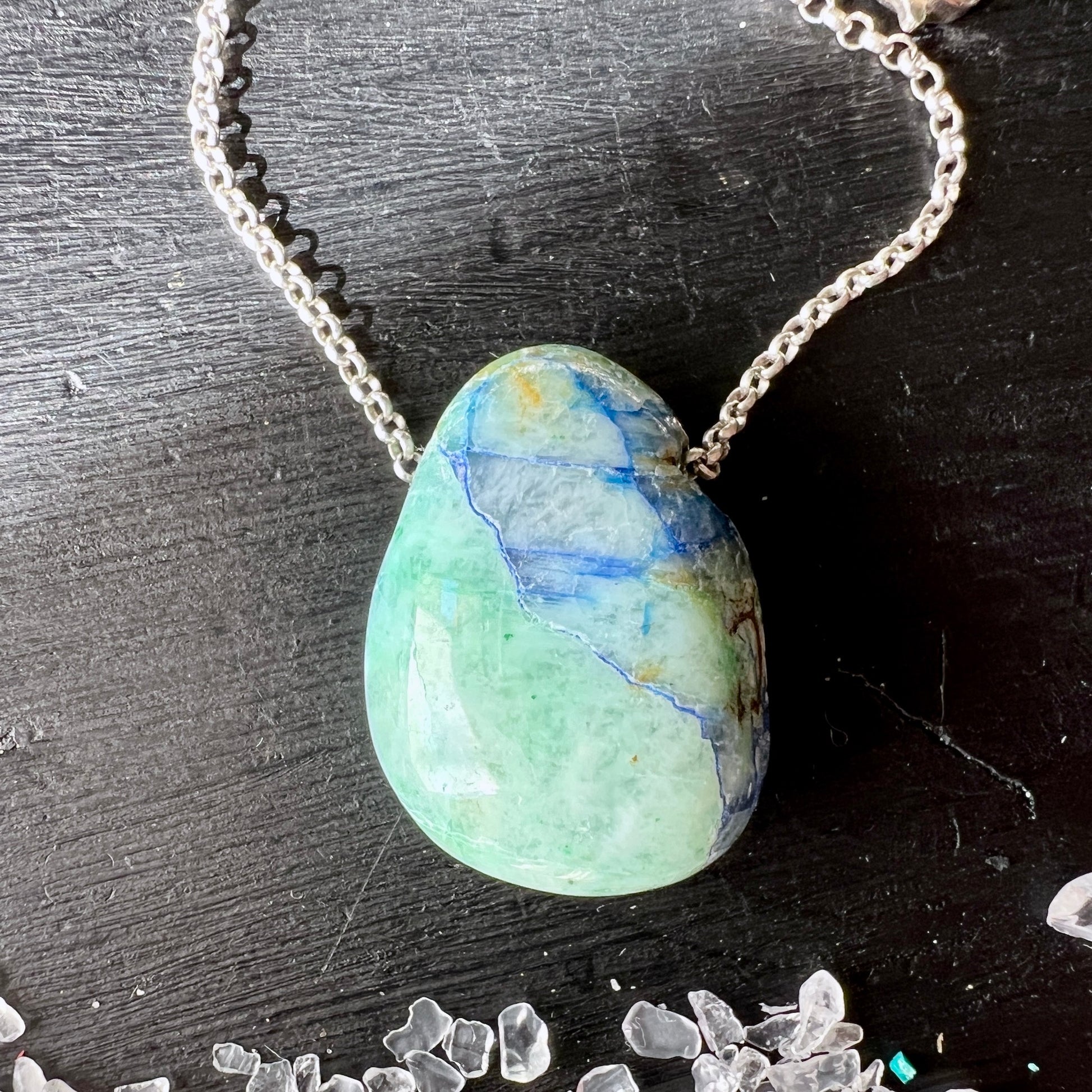 Seltener Shattuckit Anhänger, mit helltürkisen und blauen Einschlüssen. Der Anhänger ist flach, oval geformt, 25x19mm. | Happy Minerals
